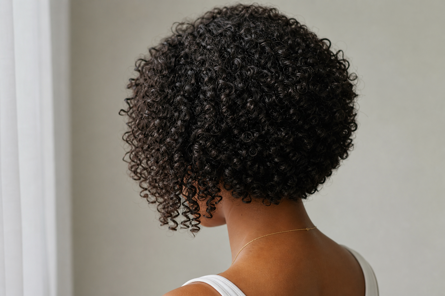 Le carré plongeant met-il les cheveux bouclés en valeur ?