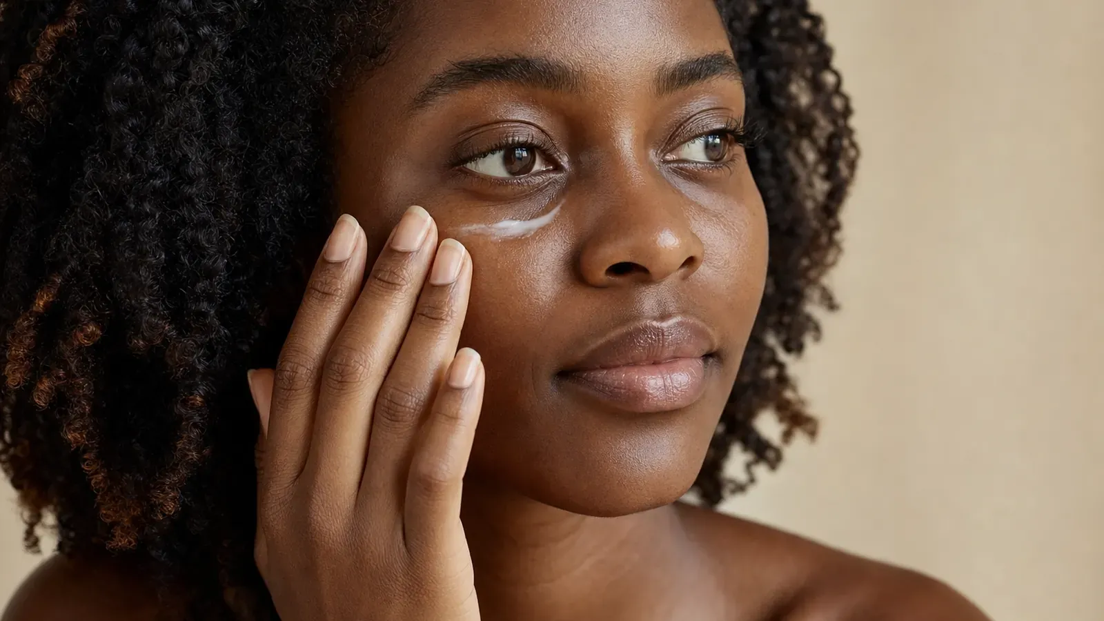 Cernes pigmentaires peau noire : soigner le contour des yeux