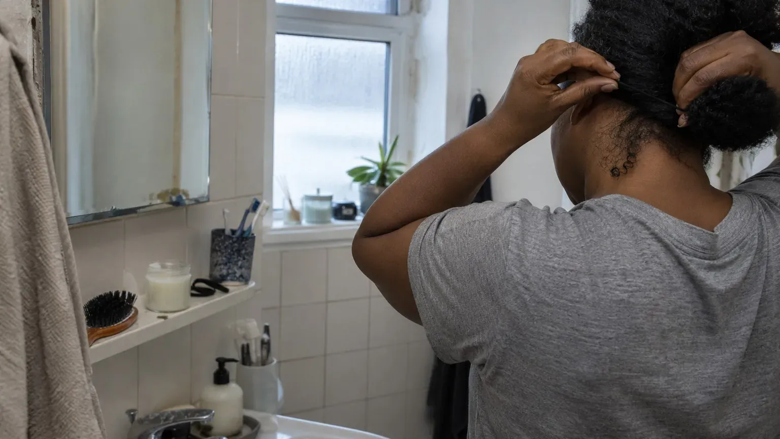 « Évitez les coiffures trop serrées » : le coiffeur Dimitri Martin Diaz sur la chute de cheveux d’automne