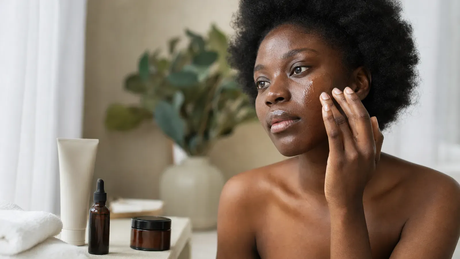 Peau grasse et pores dilatés sur peau noire : la routine qui régule