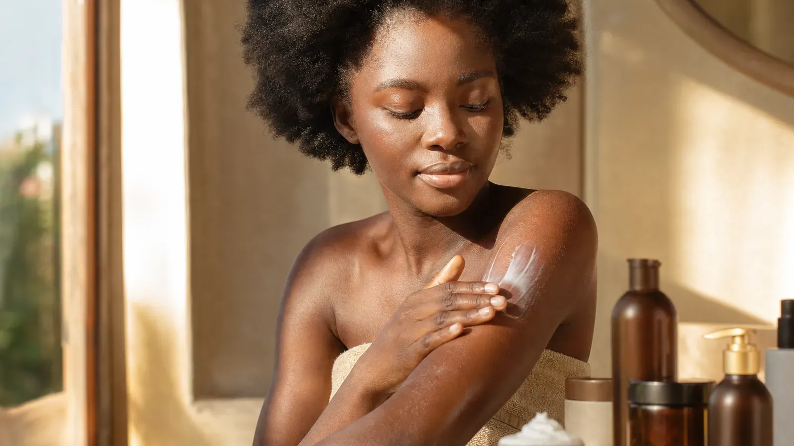 Peau qui tire et effet cendré : hydrater une peau noire au quotidien