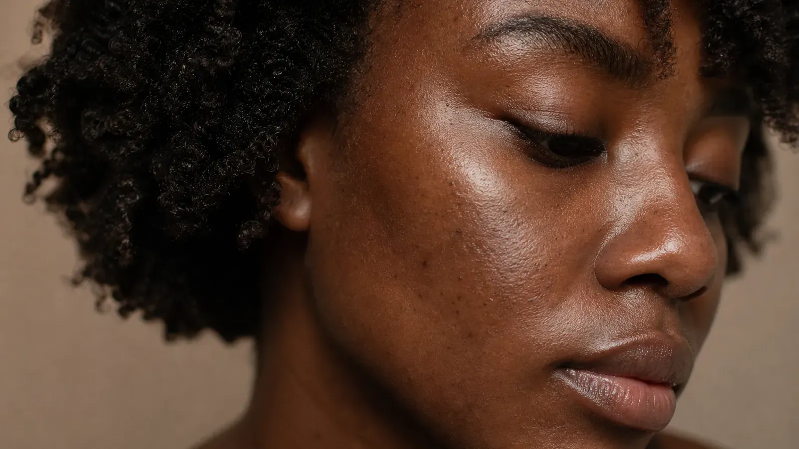 Points noirs et grain de peau irrégulier sur peau noire