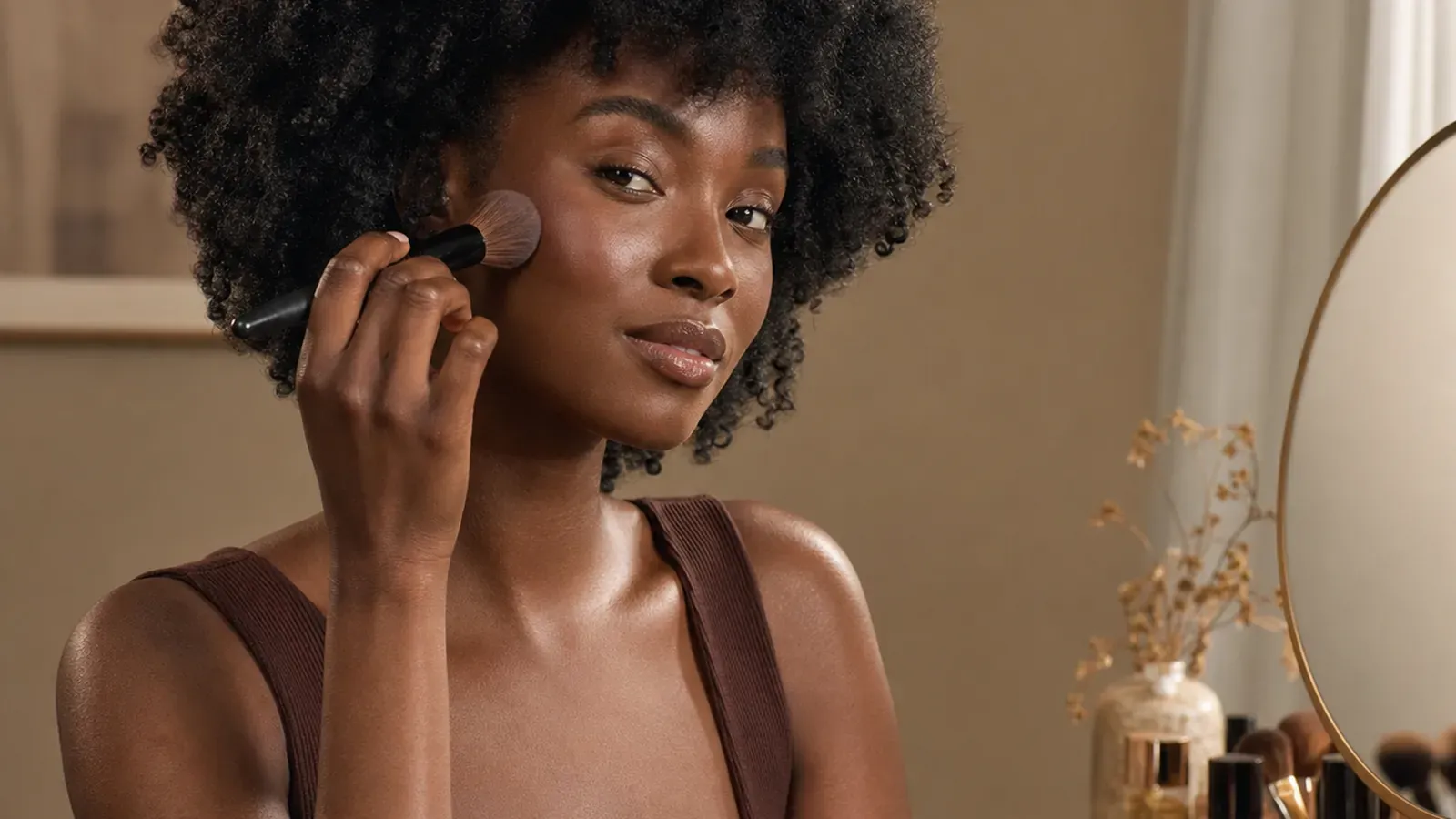 Poudre matifiante peau noire : éviter l'effet gris et le flashback